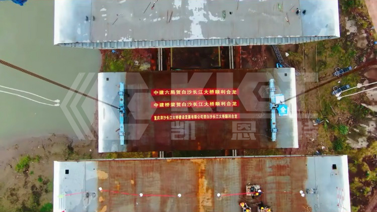 鋼絞線提升液壓千斤頂?shù)跹b現(xiàn)場(chǎng)